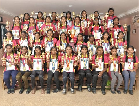 தடகளப் போட்டியில் சாம்பியன் பட்டம் பெற்ற கலைவாணி பள்ளி மாணவிகளை படத்தில் காணலாம்.
