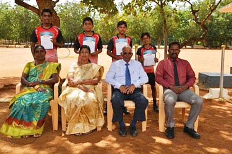 இறகுப்பந்து போட்டியில் குறுவட்ட அளவில் முதல் இடம் பிடித்த மாணவிகளுடன் பள்ளி தாளாளர் ரெ. ஜெ. வே.பெல், கஸ்தூரி பெல் மற்றும் உடற்கல்வி ஆசிரியர்கள்.