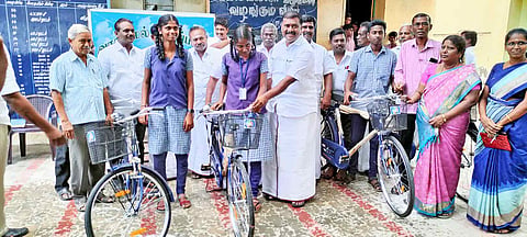 பள்ளி மாணவ- மாணவிகளுக்கு விலையில்லா சைக்கிள்களை மார்க்கண்டேயன்  எம்.எல்.ஏ., வழங்கிய போது எடுத்த படம்.