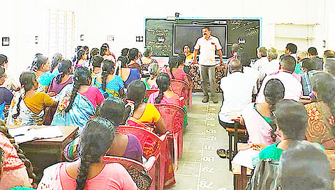 அரசு பள்ளியில் தலைமையாசிரியர்கள் கூட்டம் நடந்தது.