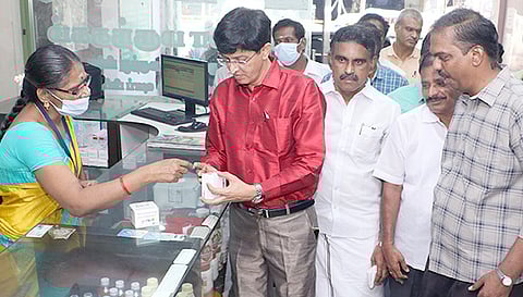 பண்டகசாலை சுயசேவைபிரிவு மருந்தகங்களில் கூட்டுறவு முதன்மை செயலாளர் ராதாகிருஷ்ணன் ஆய்வு செய்தார்.