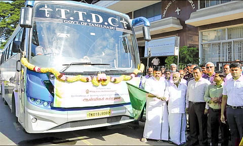 சேகர்பாபு, மதிவேந்தன் கொடியசைத்து தொடங்கி வைத்த போது எடுத்த படம்.