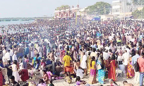 ராமேசுவரம் அக்னி தீர்த்த கடல் பகுதியில் புனித நீராட குவிந்த பக்தர்கள் கூட்டம்.