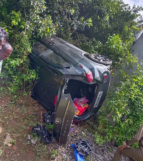 கட்டுப்பாட்டை இழந்து தலைகீழாக கவிழ்ந்த கார்