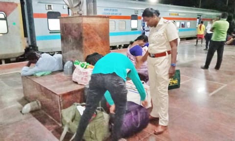 கொைடரோடு ரெயில்நிலையத்தில் இன்று ரெயில்வே போலீசார் தீவிர சோதனை நடத்தினர்.