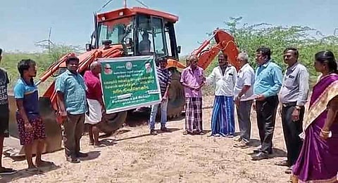 வேளாண்மை துறை அதிகாரிகள் விவசாயிகளை சந்தித்து பேசினர். 

