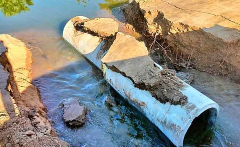 மண் அரிப்பினால் சேதமடைந்து கிடக்கும் தற்காலிக பாலம்.