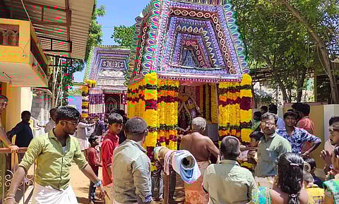 &nbsp;சப்பர பவனி நடைபெற்றபோது எடுத்தபடம்.