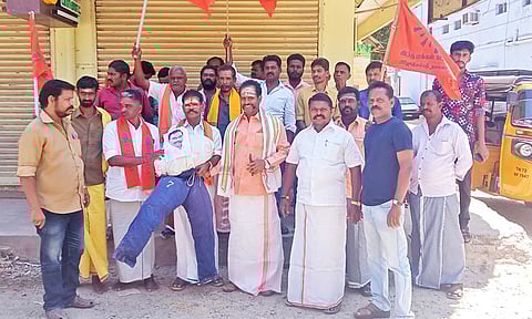 ஆ.ராசா உருவபொம்மையை ஊர்வலமாக எடுத்து வந்த இந்து மக்கள் கட்சியினர்.