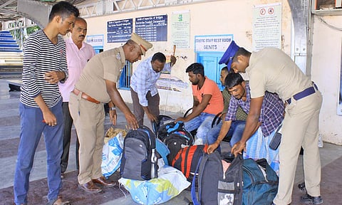 நெல்லை சந்திப்பு ரெயில் நிலையத்தில் மெட்டல் டிடெக்டர் மூலம் பயணிகளின் உடமைகள் சோதனை செய்யப்பட்ட காட்சி.