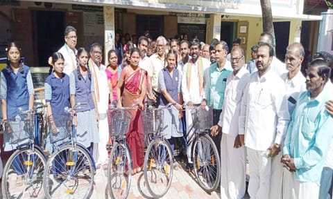 அகஸ்தீஸ்வரம் அரசு பள்ளி மாணவர்களுக்கு இலவச சைக்கிள்
