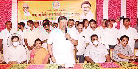 மதுரை கல்லூரி மேல்நிலைப்பள்ளியில் நடந்த மாற்றுத்திறனாளிகள் நலத்திட்ட உதவிகள் வழங்கும் நிகழ்ச்சியில் அமைச்சர் பழனிவேல் தியாகராஜன் கலந்து கொண்டு பேசிய போது எடுத்த படம். அருகில் கலெக்டர் அனீஷ்சேகர், மாநகராட்சி கமிஷனர் சிம்ரன் ஜித்சிங் காலோன், மேயர் இந்திராணி பொன்வசந்த், வெங்கடேசன் எம்.பி. ஆகியோர் உள்ளனர்.