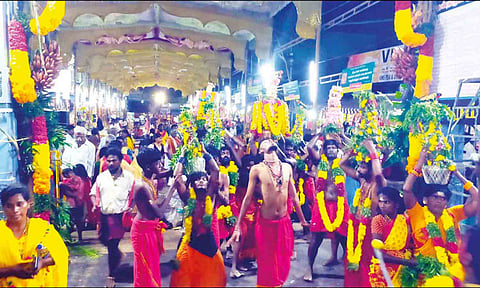 கோவிலில் குவிந்த பக்தர்களை படத்தில் காணலாம்.