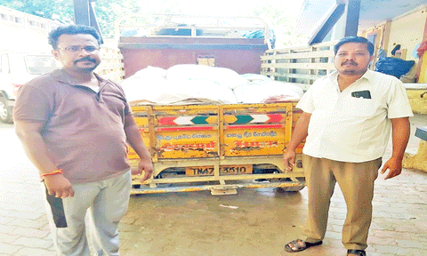 பறிமுதல் செய்யப்பட்ட ரேசன் அரிசி.