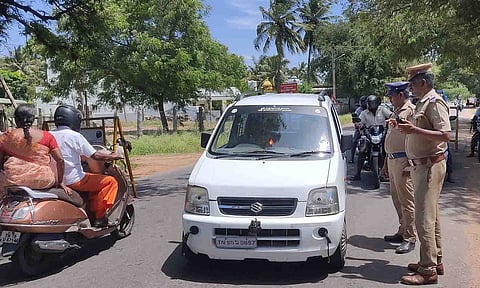 சோதனையில் ஈடுபட்ட போலீசார்.