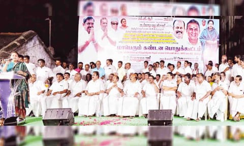 கூட்டத்தில் நடிகை விந்தியா பேசிய காட்சி. அருகில்  பொள்ளாச்சி ஜெயராமன் எம்.எல்.ஏ., மற்றும் பலர் உள்ளனர்.&nbsp; &nbsp;