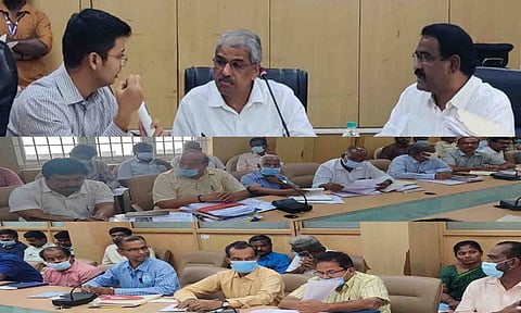 திருப்பூர் மாநகராட்சி மைய அலுவலகத்தில் ஆய்வுக்கூட்டம் நடைபெற்ற காட்சி.