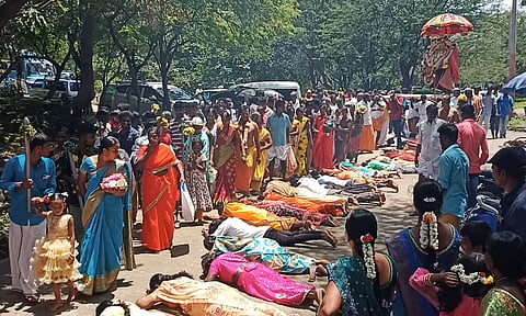 ஏரியூர் அருகே  முத்தையன் சுவாமி கோவிலில் பொங்கல் வைத்து வழிபாடு