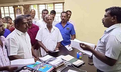 தாசில்தார் நந்தகோபாலிடம் பொதுமக்கள் மனு அளித்த காட்சி.