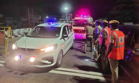 புதிய சோதனை சாவடியில் போலீசார் பாதுகாப்பு பணியில் ஈடுபட்ட காட்சி.