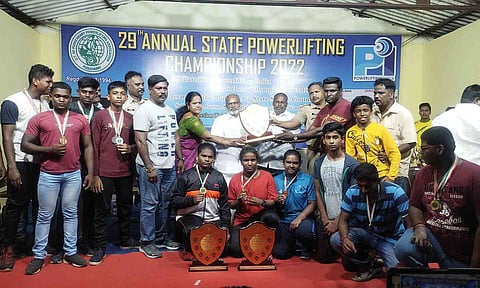 நெட்டப்பாக்கம் கம்பன் பள்ளியில் நடைபெற்ற மாநில அளவிலான பளுதூக்கும் போட்டியில் வெற்றி பெற்றவர்களுக்கு பாஸ்கரன் எம்.எல்.ஏ. பரிசுகள் வழங்கிய காட்சி.