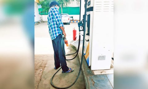 திண்டுக்கல்லில் உள்ள ஒரு பங்கில் கேனில் பெட்ரோல் நிரப்பபட்ட காட்சி.