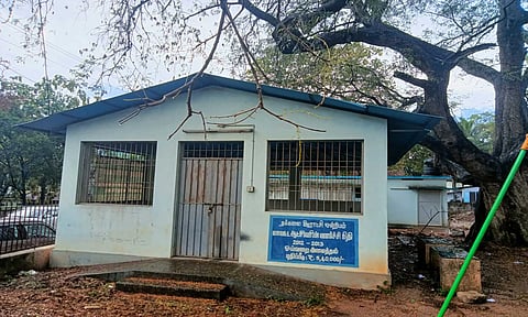 தக்கலை தாலுகா அலுவலகத்தில் 10 ஆண்டுகளாக திறக்காமல் இருக்கும் பொதுமக்கள் ஓய்வு அறை