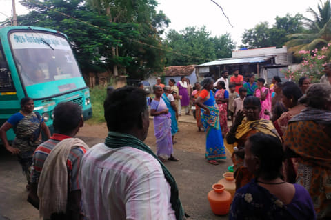 சென்னிமலையில் பொதுமக்கள் திடீர் சாலை மறியல்