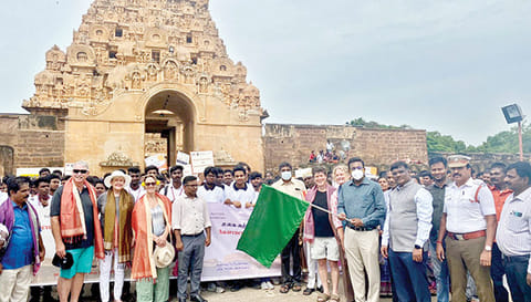 விழிப்புணர்வு நடைபயணத்தை கலெக்டர் தினேஷ்பொன்ராஜ் ஆலிவர் கொடியசைத்து தொடங்கி வைத்தார்.