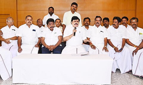 ஆலோசனைக் கூட்டத்தில் முன்னாள் அமைச்சர் கே.டி.ராஜேந்திரபாலாஜி பேசிய காட்சி.