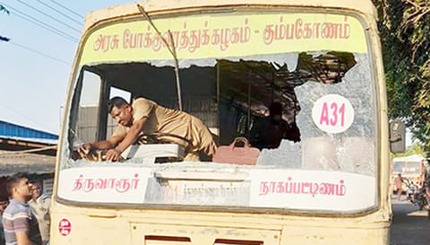 சேதமான அரசு பஸ்.