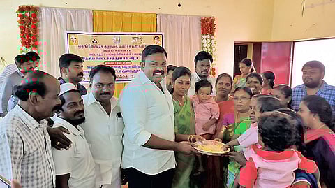 சங்கரன்கோவிலில் தேசிய ஊட்டச்சத்து மாத முப்பெரும் விழாவில் சங்கரன்கோவில் ராஜா எம்.எல்.ஏ., கலந்துகொண்டு குழந்தைகளுக்கு ஊட்டச்சத்து பெட்டகத்தை வழங்கினார். அருகில் நகராட்சி சேர்மன் உமா மகேஸ்வரி சரவணன் உள்ளார்.