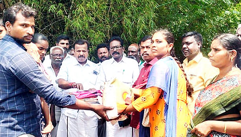 தீ விபத்தில் வீட்டை இழந்தவருக்கு பன்னீர்செல்வம் எம்.எல்.ஏ. நிவாரண உதவி வழங்கினார்.