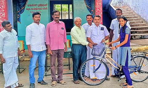 மாணவர்களுக்கு சைக்கிள் வழங்கிய போது எடுத்த படம்