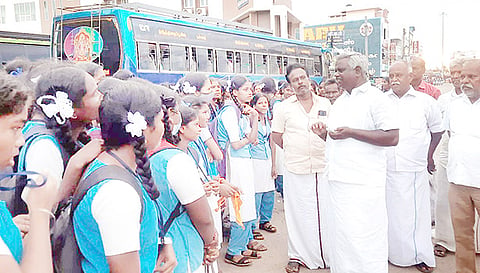 மாரிமுத்து எம்.எல்.ஏ. மாணவிகளிடம் குறைகளை கேட்டறிந்தார்.