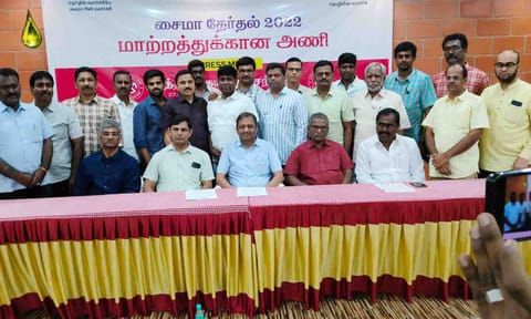 சைமா சங்க தேர்தலில் மாற்றத்திற்கான அணி சார்பில் போட்டியிடும் துணைத்தலைவர் மற்றும் நிர்வாகிகள் பேட்டியளித்ததை படத்தில் காணலாம்.&nbsp;&nbsp;