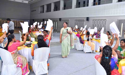 ஆசிரியர்களுக்கு பயிற்சி வகுப்பு நடைபெற்ற காட்சி.