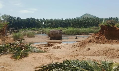 வைகையாற்று படுகையில் துண்டிக்கப்பட்ட சாலை.
