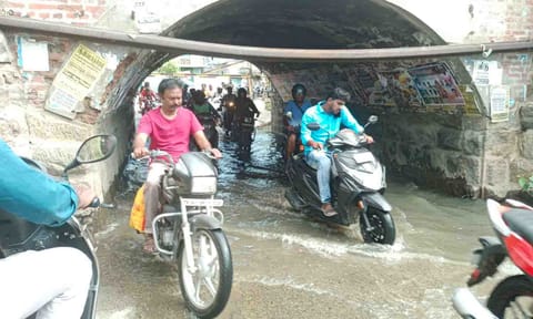 கழிவு நீரில் செல்லும் வாகனங்களை படத்தில் காணலாம்.
