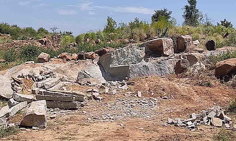 மலைகளை வெடிவைத்து தகர்த்து கற்கள் சிதறி கிடப்பதை படத்தில் காணலாம்.&nbsp;