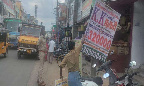 திண்டிவனம் நகர் பகுதியில்  பேனர்களை போலீசார் அகற்றிய காட்சி.&nbsp;