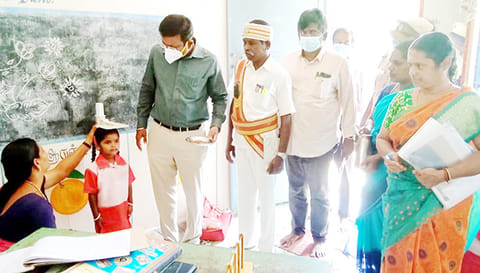 அங்கன்வாடி பள்ளியில் கலெக்டர் தினேஷ் பொன்ராஜ் ஆலிவர் ஆய்வு செய்தார்.