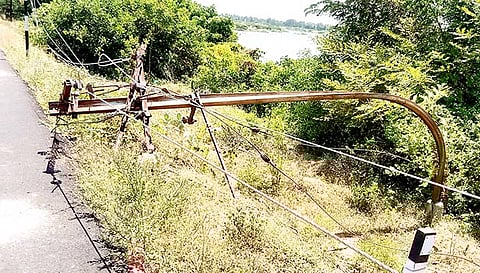 ஆபத்தான நிலையில் வளைந்து கிடக்கும் மின்கம்பம்.