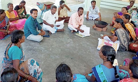 தூய்மை பணியாளர்களுக்கு காலமுறை ஊதியம் வழங்க ேகாரிக்கை