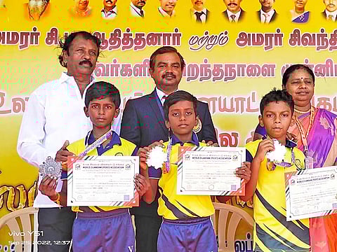 சான்றிதழுடன் வெற்றி பெற்ற வி.எஸ்.ஆர். பள்ளி மாணவர்கள்.