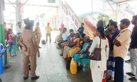 ஜோலார்பேட்டை ரெயில் நிலையத்தில் ரெயில் பயணிகளுக்கு விழிப்புணர்வு ஏற்படுத்திய போது எடுத்த படம்