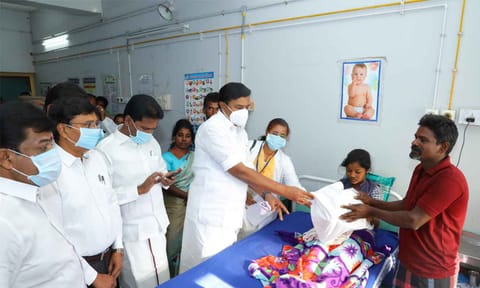 &nbsp;காயமடைந்தவர்களுக்கு அமைச்சர் மு.பெ.சாமிநாதன் ஆறுதல் கூறிய காட்சி.