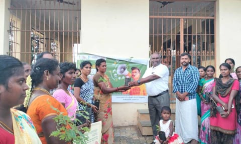 நிகழ்ச்சியில் மகளிர் சுயஉதவிக்குழு உறுப்பினர்களுக்கு மரக்கன்றுகள் வழங்கப்பட்டது.