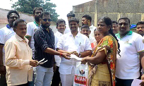 வீடுகளை இழந்த பொது மக்களுக்கு நிதியுதவியை சம்பத் எம்.எல்.ஏ. வழங்கினார். அருகில் யுவர் பேக்கர்ஸ் நிறுவனர் கிருஷ்ணராஜூ உள்ளார்.