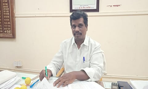 புதிதாக பதவியேற்ற தாசில்தார் வெற்றிவேல்.